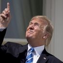 Trump observa eclipse desde la Casa Blanca