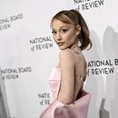 Ariana Grande asiste a la gala de los Pemios NBR en Cipriani 42nd Street el martes 7 de enero de 2025 en Nueva York. (Foto Evan Agostini/Invision/AP)