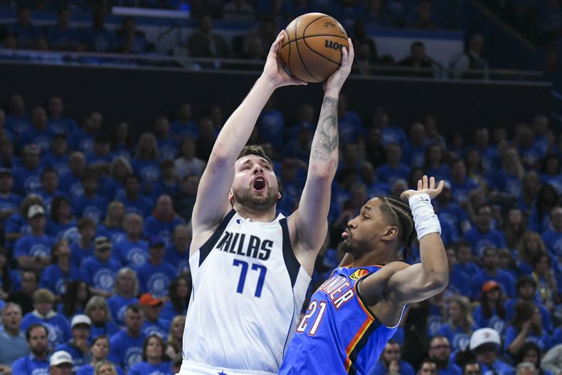 El esloveno Luka Doncic, de los Mavericks de Dallas, salta para encestar ante Aaron Wiggins, del Thunder de Oklahoma City, en el segundo partido de la semifinal de la Conferencia Oeste, el jueves 9 de mayo de 2024 (AP Foto/Kyle Phillips)