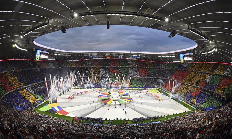 ARCHIVO - Bailarines actúan durante la ceremonia de apertura antes del partido del Grupo A entre Alemania y Escocia en la Eurocopa 2024 en Múnich, Alemania, el viernes 14 de junio de 2024. Un YouTuber alemán dice que llegó al campo durante la ceremonia de apertura de la Eurocopa disfrazado de mascota. Marvin Wildhage ha publicado un vídeo en el que parece mostrar cómo entró en el estadio con un disfraz y bailó en la esquina del campo durante la ceremonia antes de que un miembro del personal de la UEFA se lo llevara. (Peter Kneffel/dpa vía AP, Archivo)
