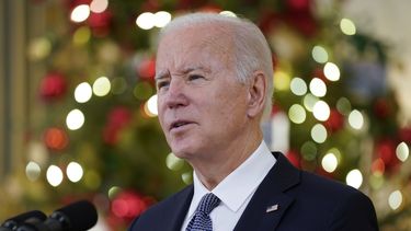 Biden dice que su tos es solamente un resfriado