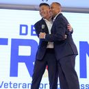 ARCHIVO - El líder de la minoría de la Cámara de Representantes, Hakeem Jeffries, derecha, felicita a Derek Tran en un evento de campaña en Golden Sea Restaurant, el 12 de octubre de 2024, en Anaheim, California. (AP Foto/Julia Demaree Nikhinson, Archivo)