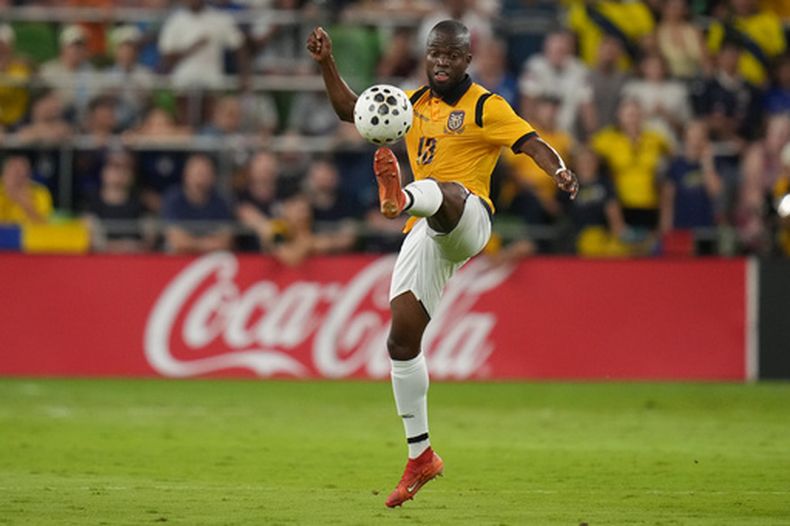 ARCHIVO - El delantero ecuatoriano Enner Valencia (13) durante un partido amistoso contra Estados Unidos, el viernes 10 de octubre de 2025, en Austin, Texas. (AP Foto/Eric Gay)