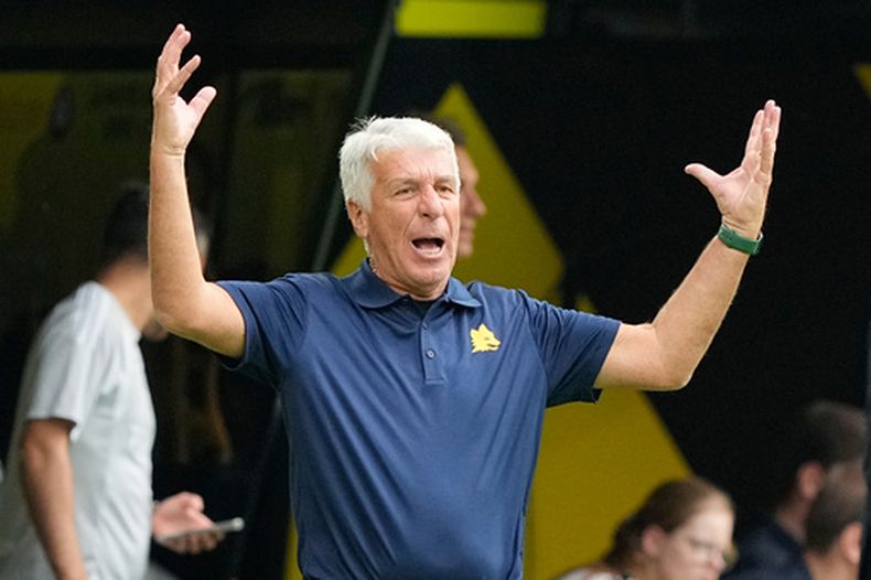 El técnico de la Roma Gian Piero Gasperini durante el partido de pretemporada contra Borussia Dortmund, el sábado 15 de agosto de 2026, en Dortmund. (AP Foto/Martin Meissner)