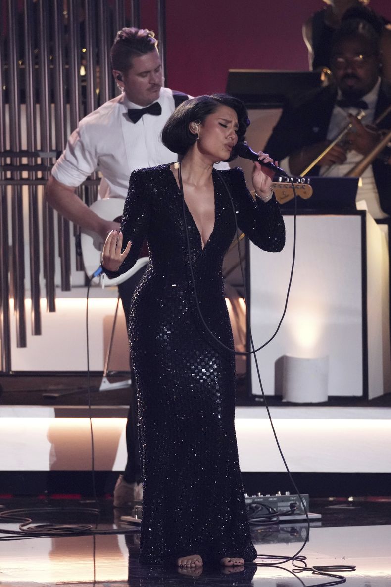 Raye interpreta Oscar Winning Tears durante la 67ª entrega anual de los premios Grammy el domingo 2 de febrero de 2025 en Los Ángeles.(Foto AP/Chris Pizzello)
