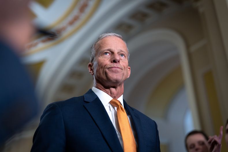 El líder de la mayoría del Senado de Estados Unidos, John Thune, habla con reporteros tras una reunión a puerta cerrada con republicanos del Senado, en el 28vo día de cierre del gobierno, en el Capitolio, Washington, el martes 28 de octubre de 2025. (AP Foto/J. Scott Applewhite)