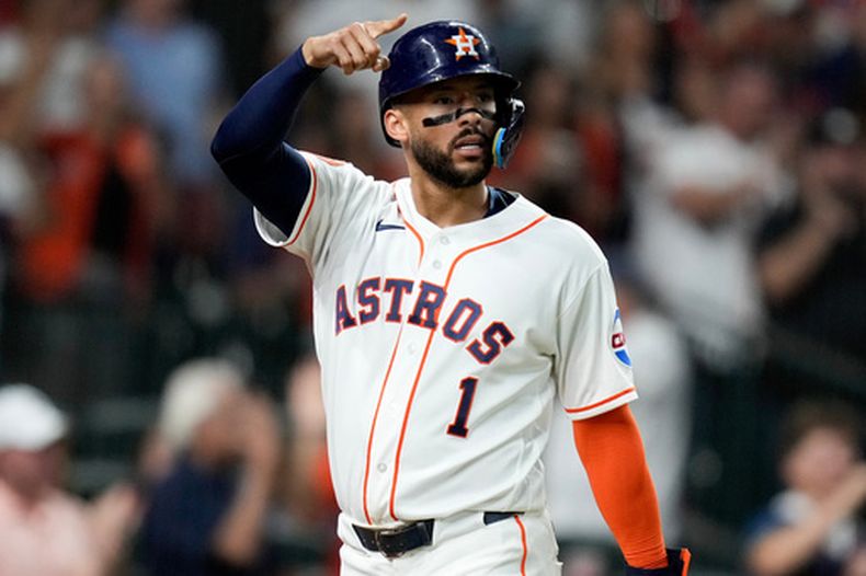 El puertorriqueño Carlos Correa, de los Astros de Houston, feesteja durante el juego del sábado 28 de marzo de 2026, ante los Angelinos de Los Ángeles (AP Foto/Eric Christian Smith)