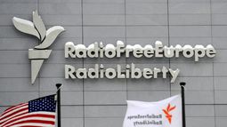 ARCHIVO - La sede de Radio Free Europe/Radio Liberty (RFE/RL) con la bandera estadounidense en primer plano, en Praga, 15 de enero de 2010. (Michal Kamaryt/CTK vía AP, archivo)
