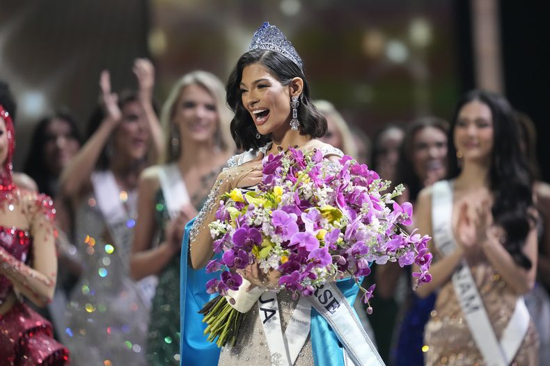 Miss Nicaragua Sheynnis Palacios reacciona tras ser coronada Miss Universo en la 72a edición de Miss Universo en San Salvador, El Salvador, el sábado 18 de noviembre de 2023. (Foto AP/Moises Castillo)