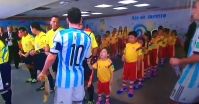 Lionel Messi, acaparó la atención en las redes sociales luego que dejara a un niño con la mano extendida y no lo saludara antes del debut de su equipo ante Bosnia en el Mundial.