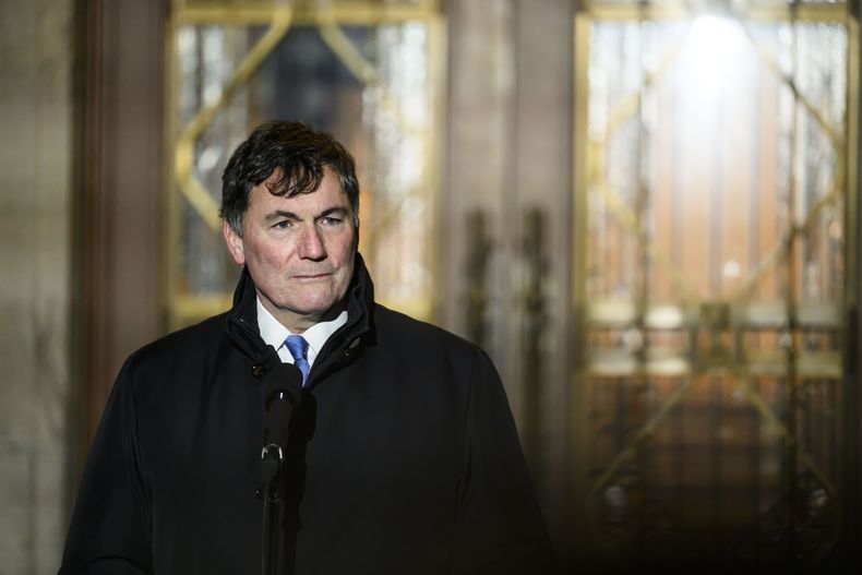 Dominic LeBlanc, ministro de Finanzas, Seguridad Pública y Asuntos Intergubernamentales, participa en una conferencia de prensa tras una ceremonia de juramentación en el Rideau Hall, el lunes 16 de diciembre de 2024, en Ottawa. (Justin Tang/The Canadian Press vía AP)