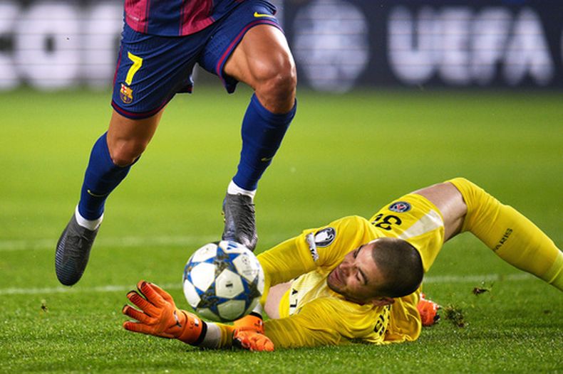 ARCHIVO - Foto del primero de octubre del 2025, el portero del Paris Saint-Germain Lucas Chevalier no logra detener el disparo de Ferran Torres del Varcelona en el encuentro de la Liga de Campeones. (AP Foto/Emilio Morenatti, Archivo)