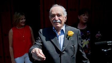 americateve | En esta foto del 6 de marzo de 2014, el laureado novelista colombiano Gabriel García Márquez saluda a sus admiradores y a reporteros fuera de su casa en el día de su cumpleaños 87 en ciudad de México. Su familia confirmó que "sigue y seguirá convalec