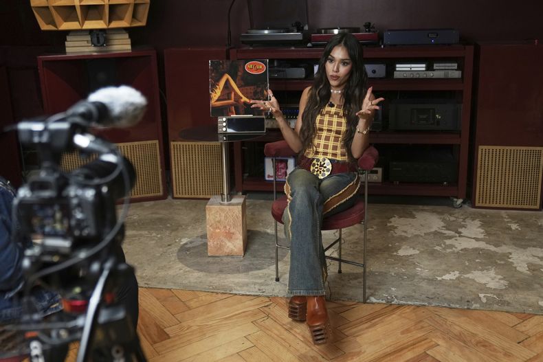 La cantante y actriz mexicana Danna habla durante una entrevista en la Ciudad de México, el jueves 17 de julio de 2025. (Foto AP/Marco Ugarte)