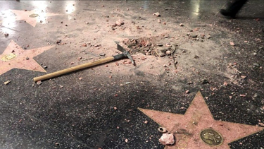 [VIDEO] Destruyen estrella de Trump en Hollywood con un pico