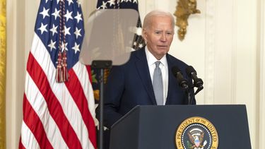 El presidente Joe Biden habla en el evento de concesión de la Medalla Presidencial de Ciudadanos en el Salón Este de la Casa Blanca, el jueves 2 de enero de 2025 en Washington. (AP Foto/Mark Schiefelbein)