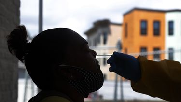 EEUU pide a convalecientes de COVID no hacerse 2da prueba
