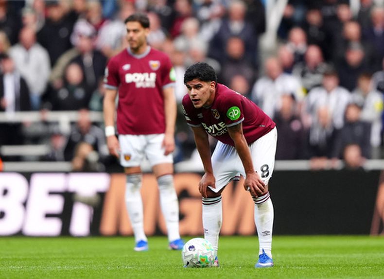 Mateus Fernandes, del West Ham United, reacciona tras conceder el tercer gol de su equipo durante el partido de fútbol de la Liga Premier de Inglaterra contra el Newcastle United en Newcastle upon Tyne, Inglaterra, el domingo 17 de mayo de 2026. (Owen Humphreys/PA vía AP)