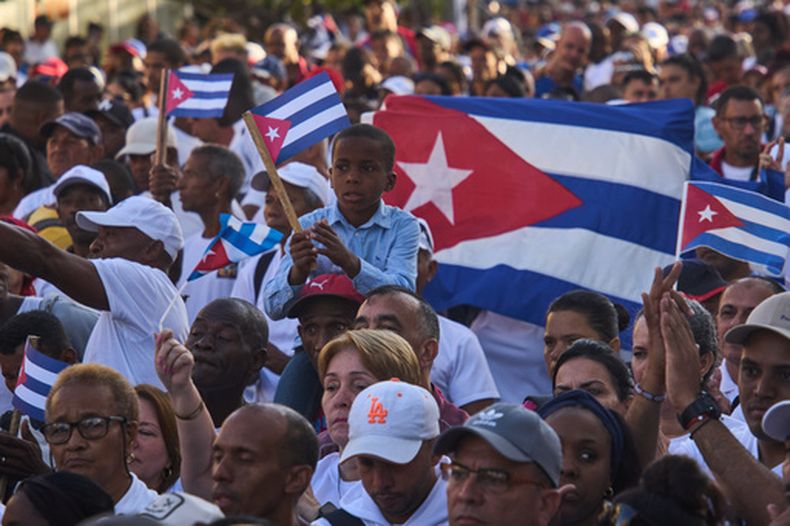 Personas asisten a la celebración del 65 aniversario de la proclamación de la Revolución Cubana, el jueves 16 de abril de 2026, en La Habana. (AP Foto/Ramón Espinosa)