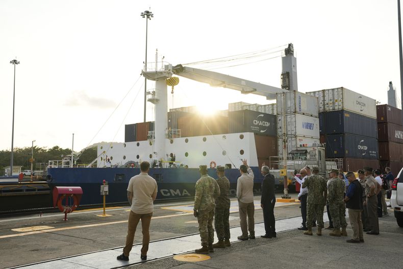 El secretario de Defensa estadounidense Pete Hegseth (cuarto desde la izquierda) con el administrador de la Autoridad del Canal de Panamá Ricaurte Vasquez en la Sección Miraflores del Canal de Panamá en Ciudad de Panamá, el 8 de abril del 2025. (AP foto/Matias Delacroix)