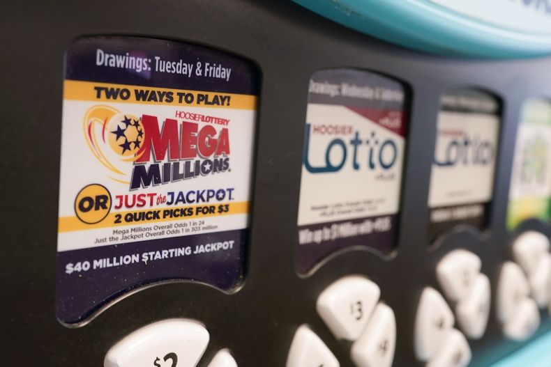 Una máquina con el logo de Mega Millions en Indianápolis el 3 de agosto del 2023. (AP Photo/Darron Cummings)