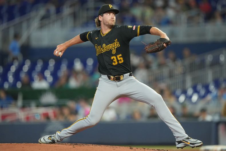 El lanzador abridor de los Piratas de Pittsburgh, Braxton Ashcraft (35), realiza un lanzamiento durante la primera entrada de un partido de béisbol contra los Marlins de Miami, el jueves 13 de agosto de 2026, en Miami. (Foto AP/Marta Lavandier)