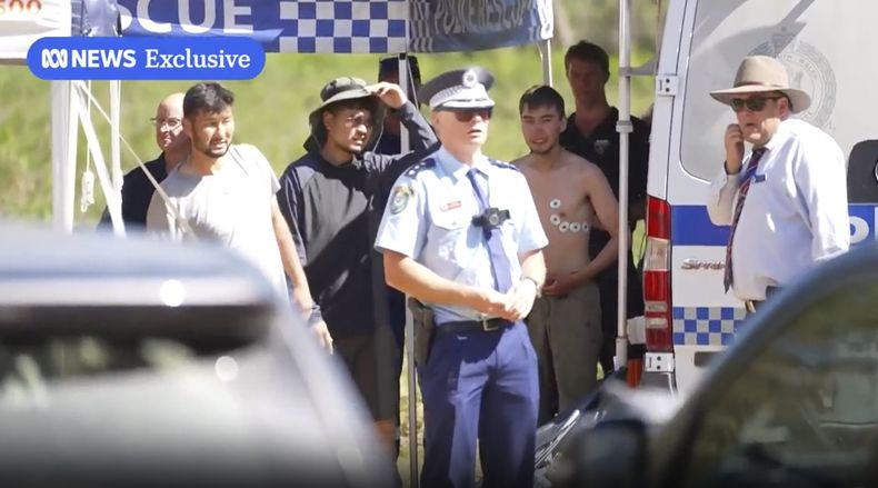 En esta imagen tomada de un video proporcionado por la cadena australiana ABC, Hadi Nazari, en el centro a la derecha, un estudiante de medicina que estuvo dos semanas perdido en el Parque Nacional Kosciuszko en la sierra de Snowy, en Nueva Gales del Sur, se ve en Melbpurne, el miércoles 8 de enero de 2025, tras ser rescatado por un grupo de senderistas. (ABC via AP)