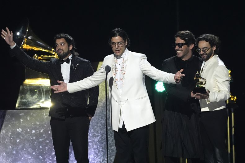 Tony Casas, de izquierda a derecha, Alberto Montenegro, Alejandro Abeijón y Rodrigo Michelangeli de Rawayana reciben el premio al mejor álbum de rock o música alternativa latina por¿Quién trae las cornetas? en la 67a entrega anual de los premios Grammy el domingo 2 de febrero de 2025 en Los Ángeles. (Foto AP/Chris Pizzello)