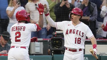 El venezolano Luis Rengifo, de los Angelinos de Los Ángeles, festeja con Mickey Moniak, tras batear un jonrón en el quinto inning del juego del miércoles 7 de junio de 2023, ante los Cachorros de Chicago (AP Foto/Ashley Landis)