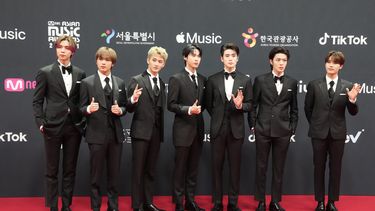 ARCHIVO - El cantante surcoreano Taeil, (derecha) posa con sus compañeros del grupo de K-pop NCT 127 en un evento en Paju, Corea del Sur, el sábado 11 de diciembre de 2021. (AP Foto/Lee Jin-man, Archivo)