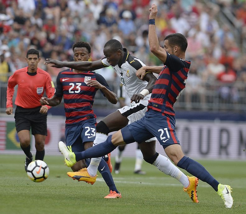ARCHIVO - Foto del 1 de julio del 2017 los estadounidenses Kellyn Acosta y Matt Hedges presionan al ghanés Raphael Dwamena en un duelo amistoso. El sábado 11 de noviembre del 2023, Dwamena fallece tras colapsar en un encuentro de la liga de Albania. (AP Foto/Jessica Hill, FIle)