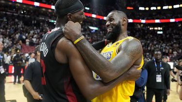 Bam Adebayo, izquierda, del Heat de Miami, y LeBron James, derecha, de los Lakers de Los Ángeles, se encuentran en la duela después del partido de baloncesto de la NBA, el lunes 6 de noviembre de 2023, en Miami. (AP Foto/Lynne Sladky)
