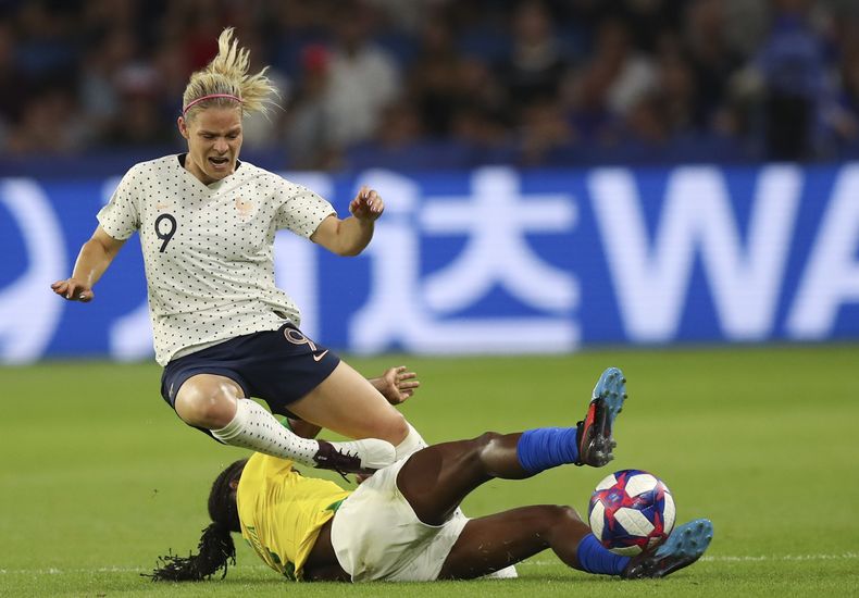 Eugenie Le Sommer de Francia, izquierda, es tackleada por Formiga de Brasil durante el partido de fútbol de octavos de final de la Copa Mundial Femenina entre Francia y Brasil en el estadio Oceane en Le Havre, Francia, el 23 de junio de 2019. (AP Photo/Francisco Seco), Archivo)