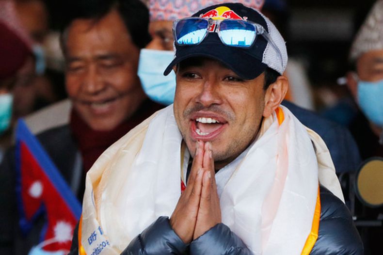 ARCHIVO - Nirmal Purja, miembro del equipo de escaladores nepalíes que fue el primero en escalar el K2 en invierno, gesticula a la llegada del equipo al aeropuerto internacional Tribhuwan en Katmandú, Nepal, el 26 de enero de 2021. (AP Foto/Niranjan Shrestha, archivo)