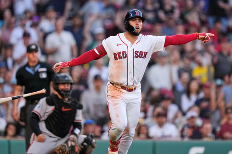 Wilyer Abreu, de los Medias Rojas de Boston, observa el vuelo de la pelota de su cuadrangular de dos carreras durante la tercera entrada del juego de béisbol de Grandes Ligas contra los Orioles de Baltimore, el miércoles 3 de junio de 2026, en Boston. (AP Foto/Charles Krupa)