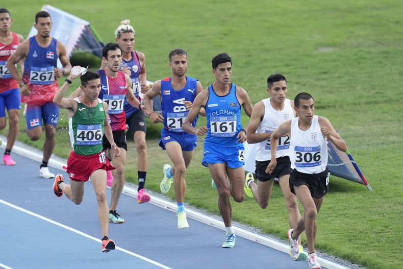 Los atletas disputan los 10.000 metros en los Juegos Centroamericanos y del Caribe en San Salvador, el viernes 7 de julio de 2023 (AP Foto/Arnulfo Franco)