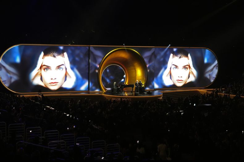 Annie Lennox rinde homenaje a Sinead OConnor en la 66a entrega anual de los Premios Grammy el domingo 4 de febrero de 2024 en Los Ángeles. (Foto AP/Chris Pizzello)