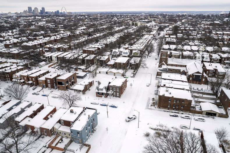 ARCHIVO - Una camioneta tipo pickup conduce por calles cubiertas de nieve tras una tormenta invernal, el 6 de enero de 2025, en San Luis. (AP Foto/Jeff Roberson, archivo)