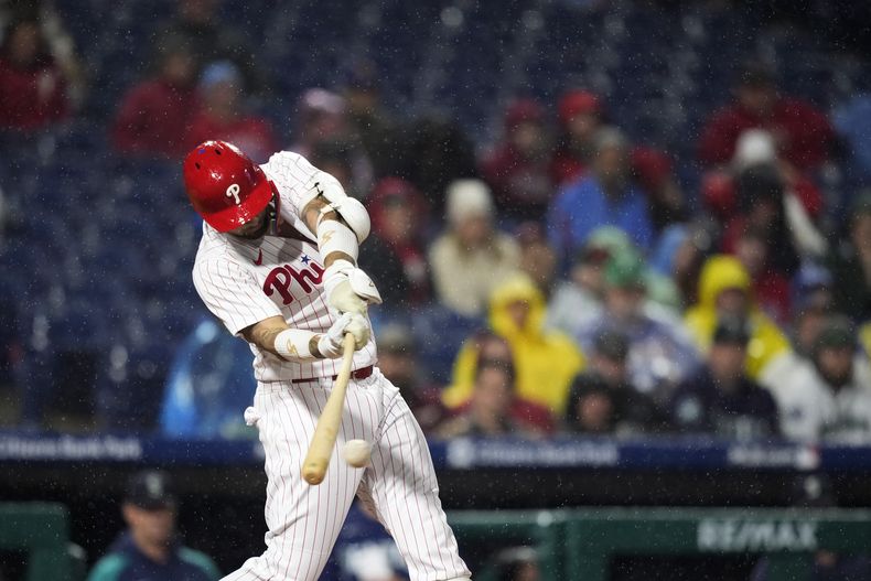 Nick Castellanos, de los Filis de Filadelfia, batea un sencillo productor ante los Marineros de Seattle, el miércoles 26 de abril de 2023 (AP Foto/Matt Slocum)