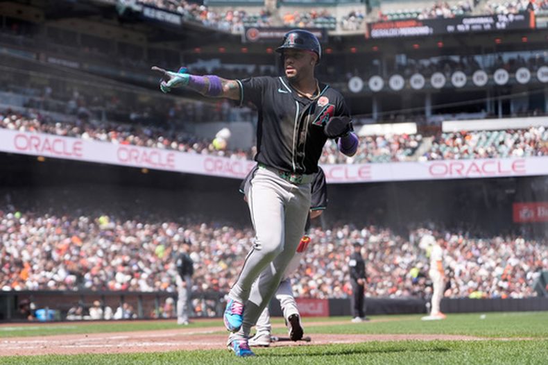 Ketel Marte, de los Diamondbacks de Arizona, reacciona después de anotar carrera frente a los Gigantes de San Francisco durante la quinta entrada del juego de béisbol de Grandes Ligas, el lunes 25 de mayo de 2026, en San Francisco. (AP Foto/Jeff Chiu)