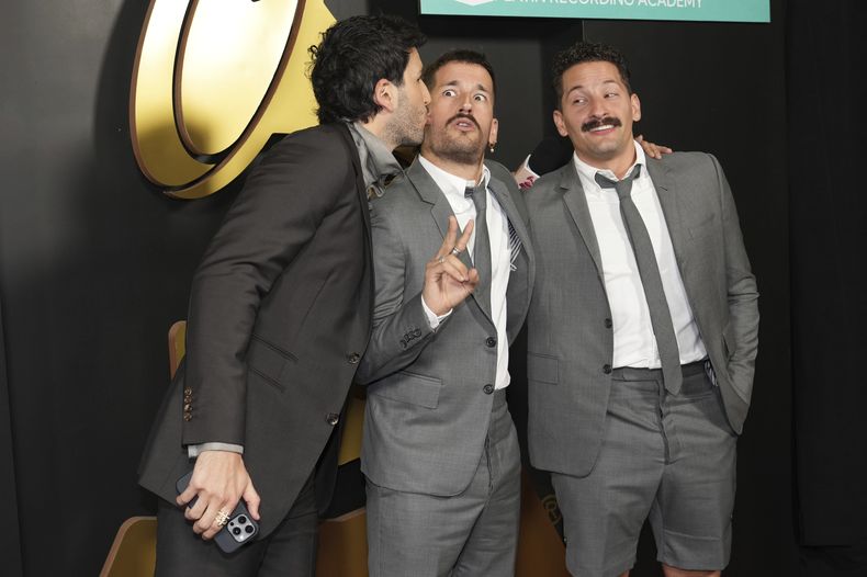 Sebastián Yatra, izquierda, y Mau y Ricky llegan a la ceremonia en honor a la Persona del Año de la Academia Latina de la Grabación el miércoles 13 de noviembre de 2024, en Miami Beach, Florida. (Foto AP/Lynne Sladky)