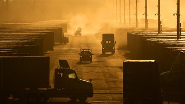 Camiones y contenedores en la terminal BNSF de Edgerton, Kansas, el 3 de enero de 2024. (Foto AP/Charlie Riedel)