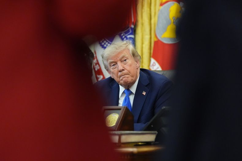 El presidente de Estados Unidos, Donald Trump, en la Oficina Oval de la Casa Blanca, en Washington, el 6 de agosto de 2026. (AP Foto/Alex Brandon)