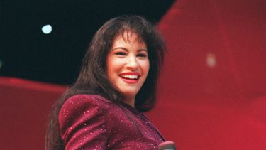 ARCHIVO - La cantante tejana Selena Quintanilla actúa en el Astrodome durante el Houston Livestock Show and Rodeo el 26 de febrero de 1995. (John Everett/Houston Chronicle via AP)