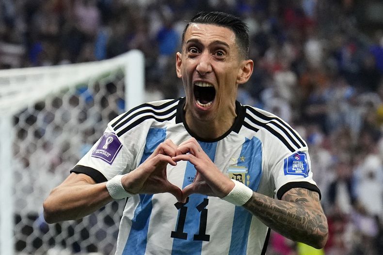 ARCHIVO - Ángel Di María celebra tras marcar el segundo gol de Argentina en la final del Mundial 2022 ante Francia en el estadio Lusail, el 18 de diciembre de 2022, en Lusail, Qatar. (AP Foto/Natacha Pisarenko)
