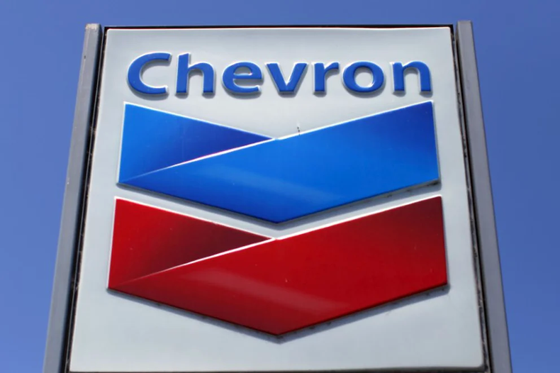 Estados Unidos hace dos semanas revisó la licencia a la petrolera Chevron que le permite reactivar sus operaciones en Venezuela como una forma de alentar conversaciones políticas entre el régimen de Maduro y la oposición hacia las elecciones presidenciales de 2024. (REUTERS)