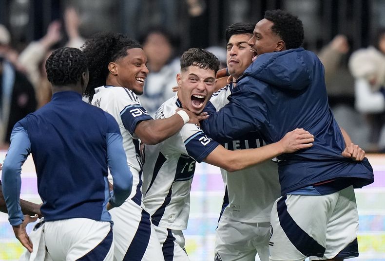 Los Whitecaps de Vancouver festejan luego de imponerse sobre Los Angeles FC en una tanda de penales para definir el duelo de semifinales de la Conferencia Oeste, disputado el sábado 22 de noviembre de 2025 (Darryl Dyck/The Canadian Press via AP)