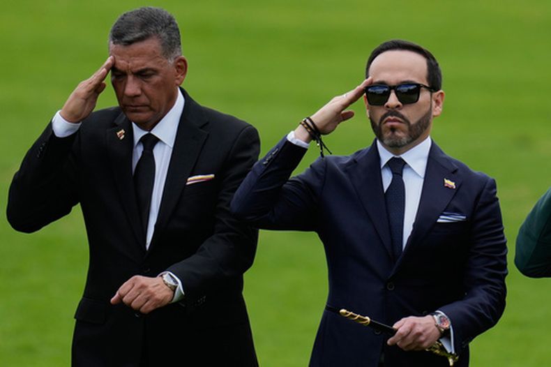 El presidente de Colombia, Abelardo de la Espriella, a la derecha, y el ministro de Defensa, Jorge Mora, pasan revista a los soldados durante la ceremonia de juramentación de la nueva cúpula militar del país, el miércoles 26 de agosto de 2026, en Bogotá, Colombia. (AP Foto/Fernando Vergara)