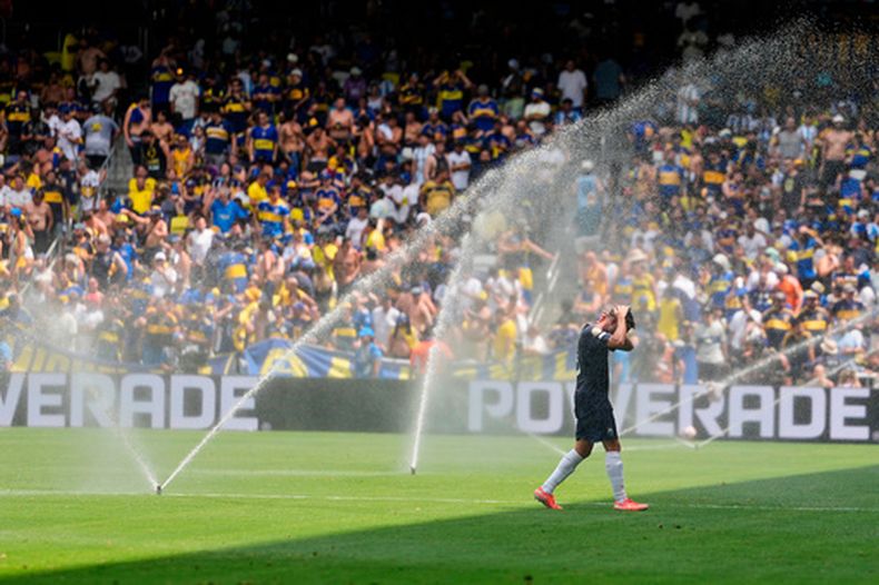 ARCHIVO - Foto del 24 de junio del 2025, Gerard Garriga del Auckland City se enfría con los aspersores durante un descanso de hidratación en el encuentro del Mundial de Clubes ante Boca Juniors. (AP Foto/George Walker IV, Archivo)