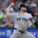 El abridor de los Yankees de Nueva York Gerrit Cole lanza en la primera entrada del encuentro ante los Medias Blancas de Chicago el martes 28 de julio del 2026. (AP Foto/Paul Beaty)
